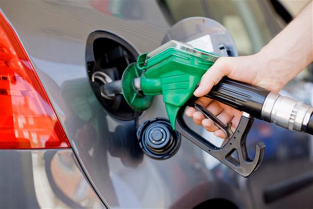 ¿Por qué no bajan los precios de la gasolina?